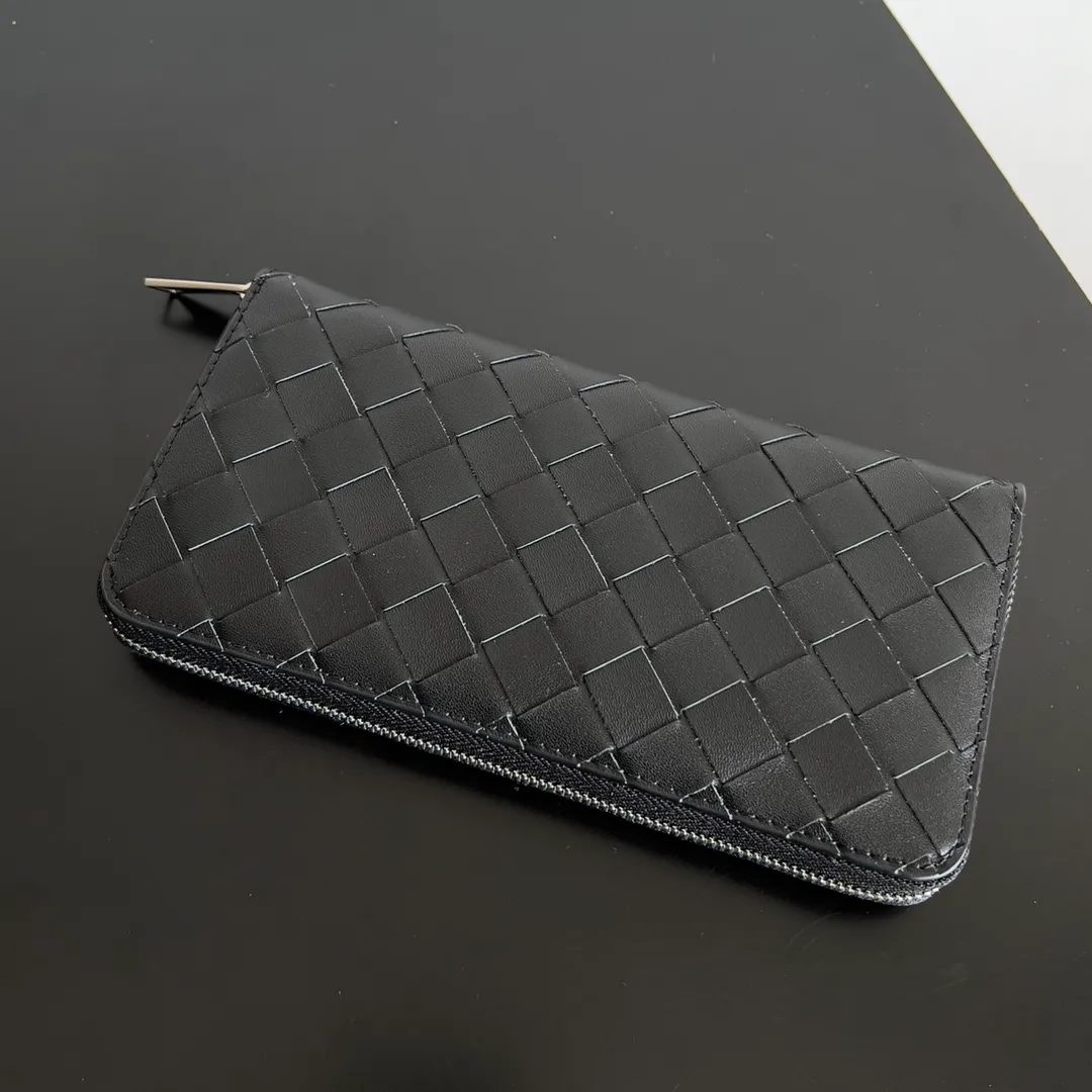 Batch 960 BV wallet has a low-key appearance and a simple and attractive woven design. It can be used as a gift for men🎁. It has enough space and is very practical. It can also be used by girls. The zipper is smooth and the wiring is meticulous. It is low-key and not exaggerated. Style number: 593217 Size: 19*10*2